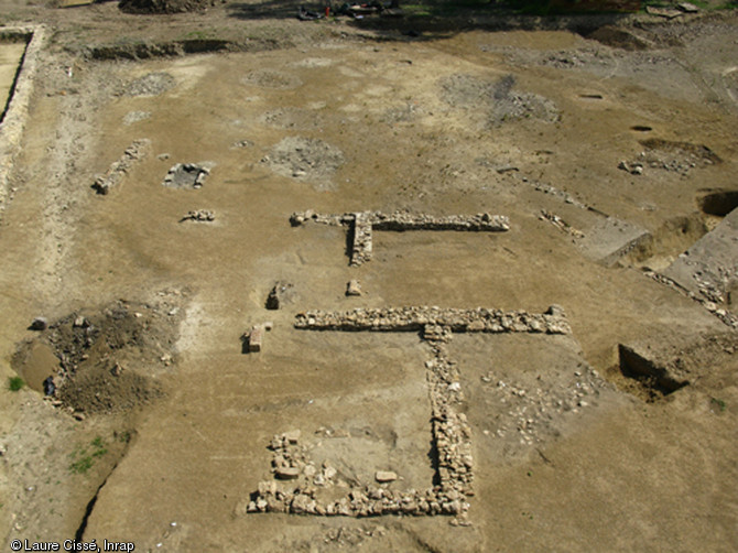 Vue g&eacute;n&eacute;rale des vestiges d'un b&acirc;timent des XIIIe-XIVe&nbsp;s. mis au jour &agrave; Lisses (Essonne), 2008.Le logis seigneurial du Bois Chaland se pr&eacute;sente entre les XIIIe&nbsp;et XVIe&nbsp;s. comme une puissante b&acirc;tisse dot&eacute;e d'un foss&eacute;, d'une enceinte, d'une tour et d'une vaste demeure.&nbsp;