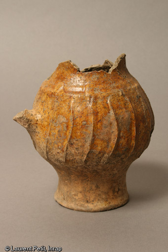 Cruche en c&eacute;ramique gla&ccedil;ur&eacute;e, d&eacute;but du XIVe&nbsp;s., Lisses (Essonne), 2008.Provenant d'ateliers parisiens, cette c&eacute;ramique de table confirme le statut social privil&eacute;gi&eacute; du seigneur local.