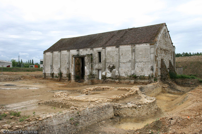   Vue de la ferme moderne int&eacute;grant la tour m&eacute;di&eacute;vale, Lisses (Essonne), 2008.L'op&eacute;ration a permis d'obtenir le plan complet d'un habitat seigneurial rural d'&Icirc;le-de-France et de son &eacute;volution en ferme moderne.    