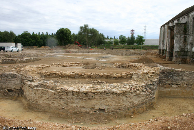 Vue de l'&eacute;l&eacute;vation conserv&eacute;e de la tour du logis seigneurial du Bois Chaland &agrave; Lisses (Essonne), XVe-XVIe&nbsp;s., 2008.