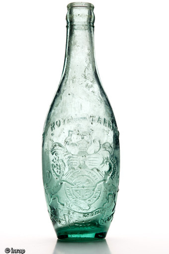 Bouteille britannique ayant contenu une limonade au gingembre, utilis&eacute;e lors de la bataille d&rsquo;Arras de 1917 pendant la Premi&egrave;re Guerre Mondiale et d&eacute;couverte en 2002 &agrave; Saint-Laurent-Blangy, (Pas-de-Calais). Le blason pr&eacute;cise que la marque, Idris, est fournisseur officiel de la couronne. 