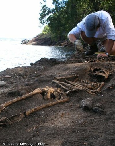 S&eacute;pultures en cours de fouille, Anse Bellay (Martinique), 2013.  La fouille a &eacute;t&eacute; men&eacute;e sur 20 m2 et 19 s&eacute;pultures ont &eacute;t&eacute; mises au jour. Il pourrait s'agir d'un cimeti&egrave;re d'esclaves. 