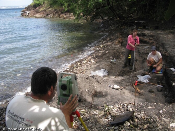 Relev&eacute; topographique des s&eacute;pultures &agrave; l'Anse Bellay (Martinique), 2013.