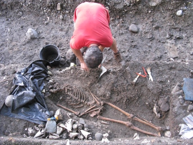 D&eacute;gagement d'une s&eacute;pulture &agrave; l'Anse Bellay (Martinique), 2013.  L'individu repose sur le dos, la t&ecirc;te &agrave; l'ouest. Son bras gauche a &eacute;t&eacute; emport&eacute; par la mer. La population du cimeti&egrave;re comprend des adultes, jeunes et &acirc;g&eacute;s, des deux sexes, des adolescents et un jeune enfant. 
