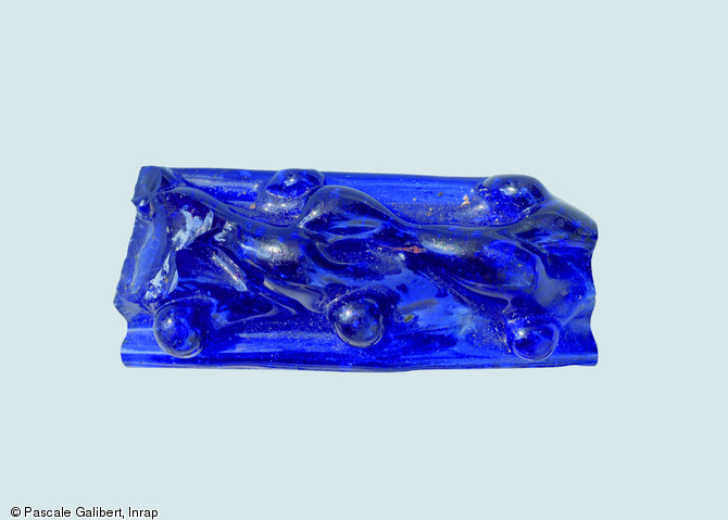 &Eacute;l&eacute;ment de parure : fragment de bracelet en verre fil&eacute; (p&eacute;riode gauloise)