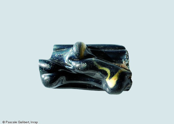 &Eacute;l&eacute;ment de parure : fragment de bracelet en verre fil&eacute; (p&eacute;riode gauloise)