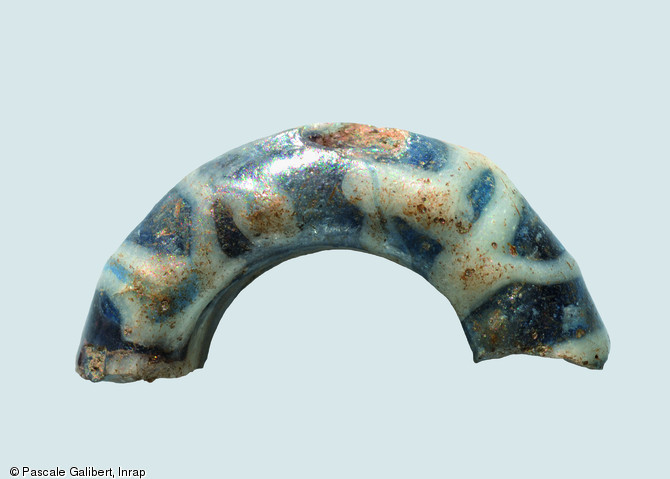 &Eacute;l&eacute;ment de parure : fragment de perle en verre fil&eacute; (p&eacute;riode gauloise)