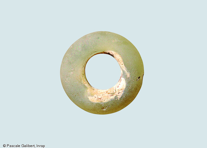 &Eacute;l&eacute;ment de parure : perle en verre fil&eacute; (p&eacute;riode gauloise)