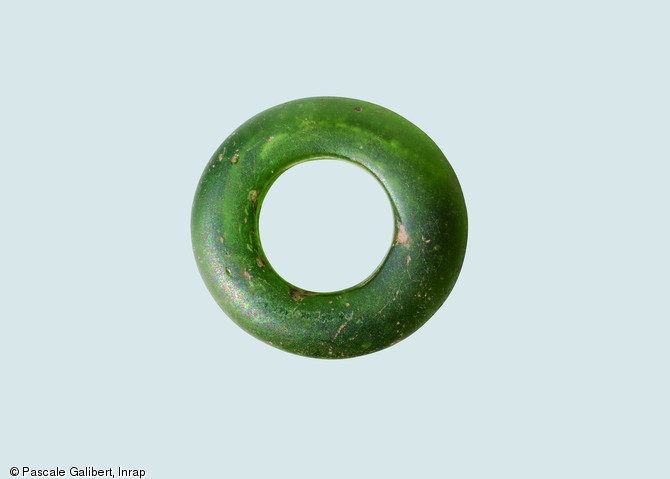 &Eacute;l&eacute;ment de parure : perle en verre fil&eacute; (p&eacute;riode gauloise)