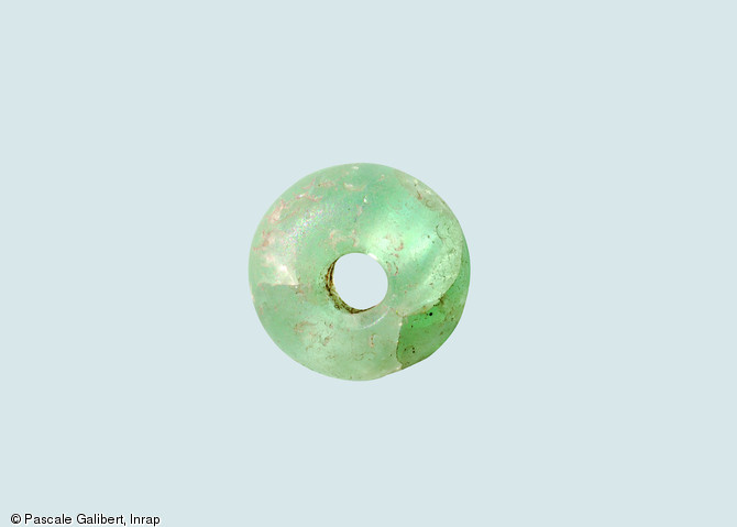 &Eacute;l&eacute;ment de parure : perle en verre fil&eacute; (p&eacute;riode gauloise)