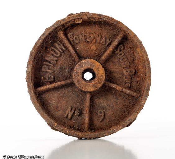 Roue pleine de chariot de manutention en fonte de la manufacture E. Pinon de Fontenay-sous-Bois, datant de la Grande Guerre. Découvert à Marcilly-sur-Tille (Côte-d'Or), 2011.