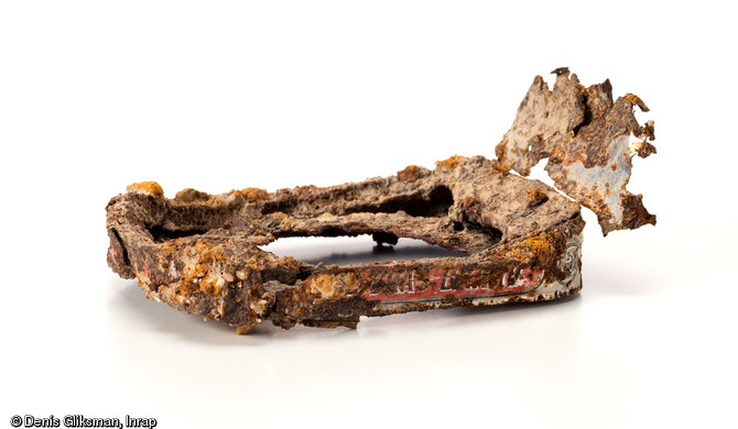 Boîte de sardines d'origine française mais avec marquages bilingues pour les troupes alliées, datant de la Grande Guerre. Découverte à Marcilly-sur-Tille (Côte-d'Or), 2011.