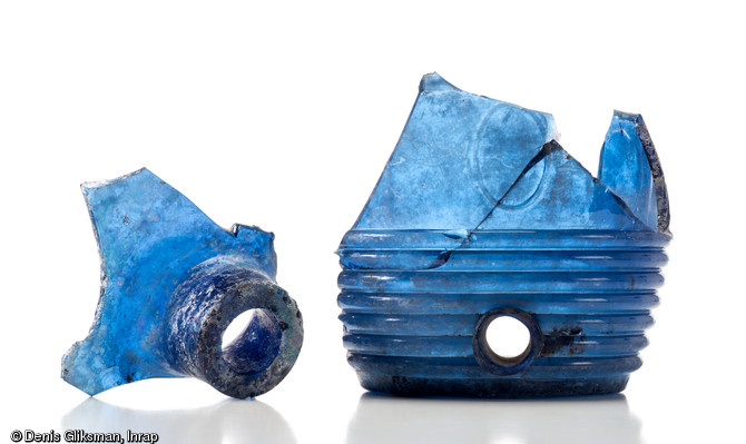 Fragments de grande bombonne en verre en forme de tonneau pour le transport de la  gnole  (eau-de-vie) pour les soldats français, datant de la Grande Guerre et découverts à Marcilly-sur-Tille (Côte-d'Or), 2011.