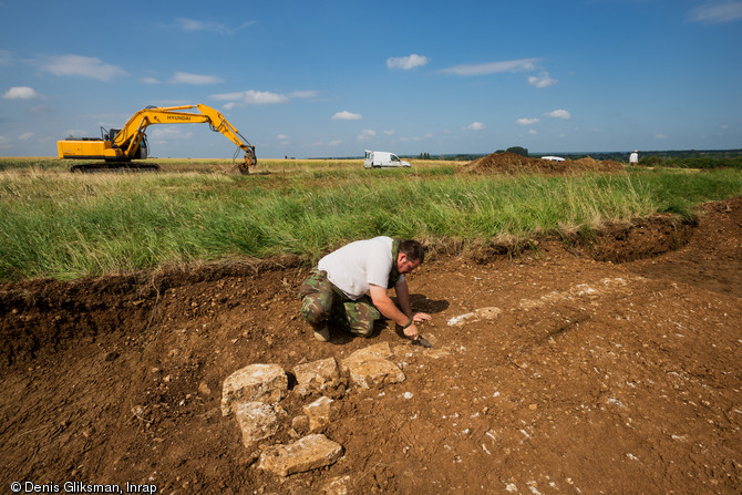 Fondation d'un des bâtiments de l'hôpital militaire américain (1917-1919) en cours de nettoyage, à Saint-Parize-le-Châtel (Nièvre), 2014.