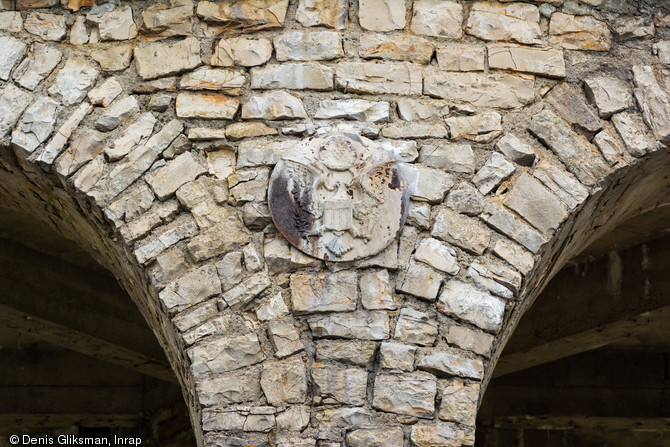 Médaillon arborant l'insigne de l'United States Army sur le château d'eau de l'hôpital militaire américain (1917-1919) à Saint-Parize-le-Châtel (Nièvre), 2014.