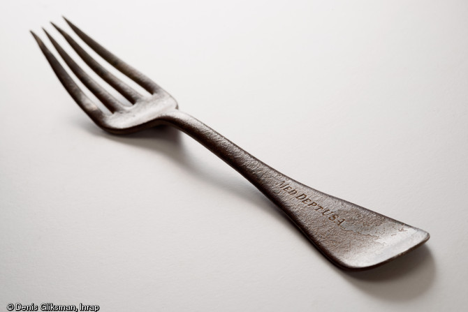 Fourchette du Medical Department USA en alliage cuivreux, provenant de l'ancien h&ocirc;pital militaire am&eacute;ricain (1917-1919) &agrave; Saint-Parize-le-Ch&acirc;tel. Collection particuli&egrave;re.