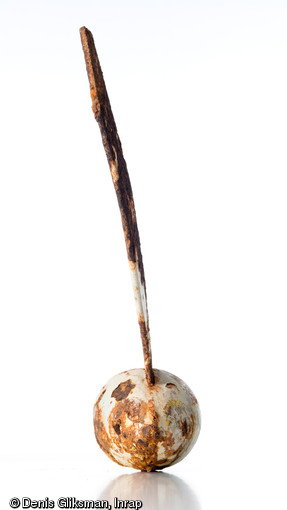 Masselotte d'&eacute;quilibrage de gouverne d'avion, provenant de l'&eacute;pave d'un Messerschmitt 110, chasseur-bombardier bimoteur allemand de la Deuxi&egrave;me Guerre mondiale, d&eacute;couvert &agrave; Villers-en-Pray&egrave;res (Aisne), 2000.  Cette pi&egrave;ce est destin&eacute;e &agrave; l'&eacute;quilibrage des parties mobiles des ailes servant &agrave; diriger l'appareil. 