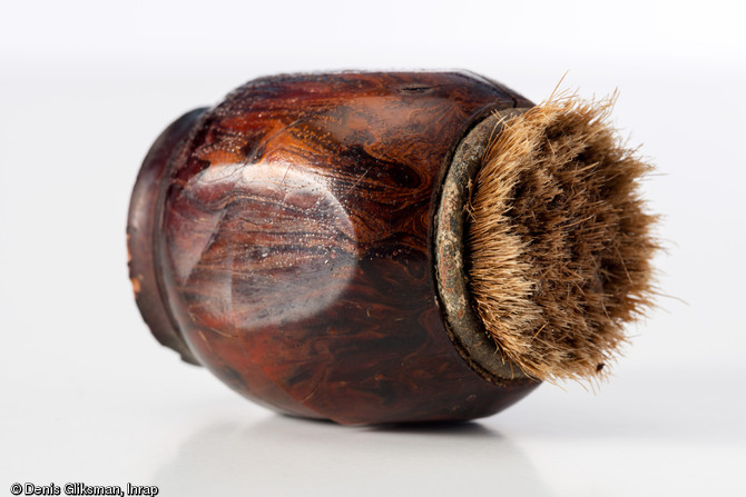 Blaireau de rasage appartenant &agrave; un aviateur allemand, provenant de l'&eacute;pave d'un Messerschmitt 110, chasseur-bombardier bimoteur allemand de la Deuxi&egrave;me Guerre mondiale, d&eacute;couvert &agrave; Villers-en-Pray&egrave;res (Aisne), 2000.  