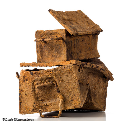 Deux caisses de munitions britanniques d'un calibre de 25  pounder  (&eacute;quivalent de 87,6 mm). En bas, caisse de charges de poudres additionnelles, permettant un tir plus allong&eacute; (L. 60 cm). En haut, caisse de quatre obus (L. 48 cm). Datant de l'op&eacute;ration Spring (offensive du 25 juillet 1944) et d&eacute;couvertes dans une fosse &agrave; Bourgu&eacute;bus (Calvados), 2013. 