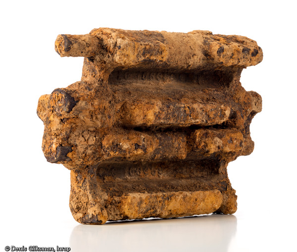 Vue ant&eacute;rieure de deux patins articul&eacute;s, type  T49  pour char Sherman (fourni par les Am&eacute;ricains aux Britanniques et aux Canadiens). Le nettoyage a permis de voir en creux leur num&eacute;ro d'identification : 6C106959 (338?). Datant de l'op&eacute;ration Spring (offensive du 25 juillet 1944) et d&eacute;couvert dans une fosse &agrave; Bourgu&eacute;bus (Calvados), 2013.&nbsp;