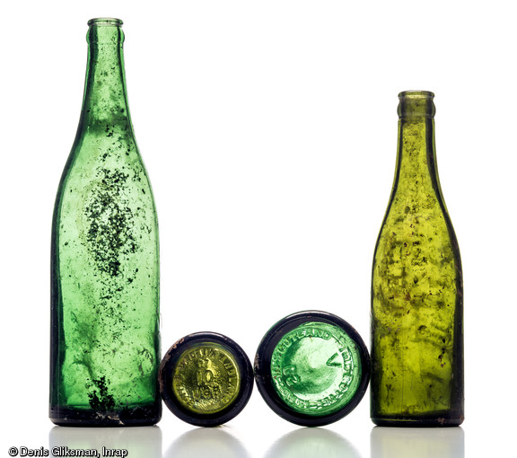 Bouteilles de bi&egrave;re de fabrication anglaise et &eacute;cossaise, datant de la Bataille de Normandie (&eacute;t&eacute; 1944), et d&eacute;couvertes dans le comblement d'un trou de bombe au ch&acirc;teau de Caen (Calvados), 2011.  La ration hebdomadaire de bi&egrave;re, destin&eacute;e &agrave; chaque soldat britannique ou canadien en 1944 doit certainement se situer aux alentours d'une &agrave; deux bouteilles, en fonction de la r&eacute;gularit&eacute; des approvisionnements. 