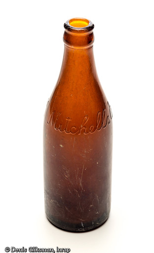 Bouteille de bi&egrave;re portant la marque  Mitchells & Butler Ltd , brasserie anglaise fond&eacute;e au XIXe si&egrave;cle &agrave; Smethwick dans les Midlands, datant de la Bataille de Normandie (&eacute;t&eacute; 1944) et d&eacute;couvert dans le comblement d'un trou de bombe au ch&acirc;teau de Caen (Calvados), 2011.