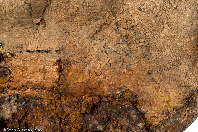 D&eacute;tail de l'&eacute;tui pour pelle pliante allemand portant son ann&eacute;e de fabrication 1942, datant de la Bataille de Normandie et d&eacute;couvert dans le comblement d'un trou de bombe dans le ch&acirc;teau de Caen (Calvados), 2011.  