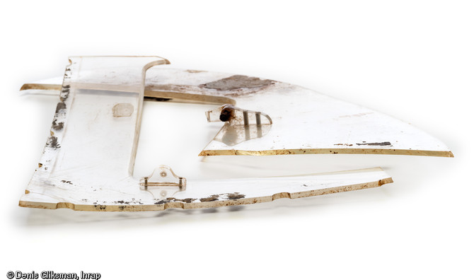 Fragments de cockpit en plexiglas d'un planeur Horsa, datant du jour J de la Bataille de Normandie (nuit du 5 au 6 juin 1944) et d&eacute;couverts dans un trou d'homme &agrave; Ranville (Calvados), 2009.