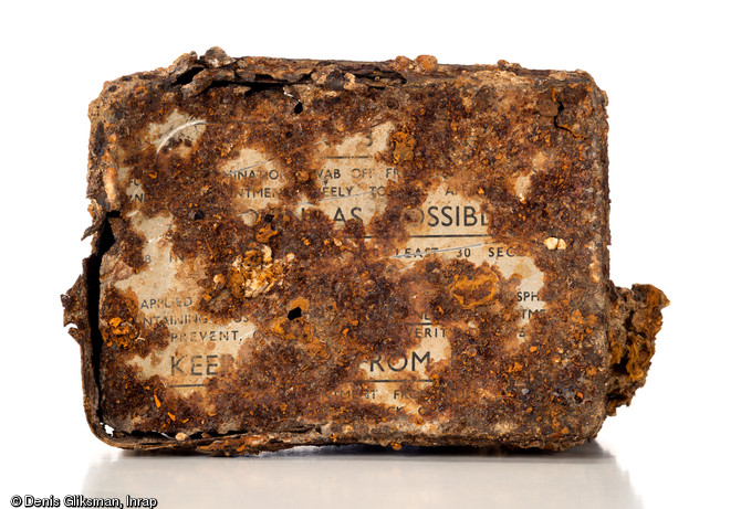 Bo&icirc;te contenant &agrave; l'origine 8 tubes de pommade n&deg;3 pour le traitement de la peau du visage et des mains, en cas d'attaque par gaz de combat, distribu&eacute;e &agrave; partir de 1943 aux unit&eacute;s d'infanterie britanniques et canadiennes. Les instructions d'utilisation de la pommade figurent sur le dessus du couvercle. Datant du jour J de la Bataille de Normandie (nuit du 5 au 6 juin 1944) et d&eacute;couverte dans un trou d'homme &agrave; Ranville (Calvados), 2009. 