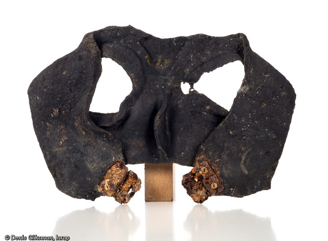 Vue int&eacute;rieure de la partie centrale d'un masque &agrave; gaz en caoutchouc noir moul&eacute;, (l. 18 cm) du type  General Service Light Respirator  introduit &agrave; partir de 1943 dans les unit&eacute;s d'infanterie britanniques et canadiennes dont il manque les deux verres de protection oculaire cercl&eacute;s de m&eacute;tal. Datant du jour J de la Bataille de Normandie (nuit du 5 au 6 juin 1944) et d&eacute;couvert dans un trou d'homme &agrave; Ranville (Calvados), 2009.