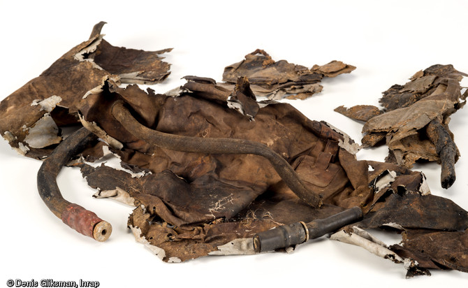 Deux bou&eacute;es de sauvetage, en toile caoutchout&eacute;e d'origine britannique, avec leur embout qui permettait au soldat de gonfler la bou&eacute;e. Elle fut distribu&eacute;e en grand nombre aux soldats britanniques et canadiens qui particip&egrave;rent aux assauts amphibies. Datant du jour J de la Bataille de Normandie (nuit du 5 au 6 juin 1944) et d&eacute;couvertes dans un trou d'homme &agrave; Ranville (Calvados), 2009. 