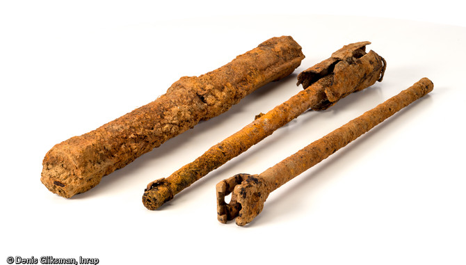 Etui de transport et deux canons de rechanges pour mitrailleuse allemande du type  Machinengewehr 42 , plus connu sous le nom de MG 42. Etui : L. 60 cm et canon de droite : L. 56 cm. La ville de Tilly-sur-Seulles, fut le th&eacute;&acirc;tre de violents combats, pendant l'op&eacute;ration Perch men&eacute;e du 7 au 15 juin 1944 par les troupes du XXXe Corps britannique contre la  Panzer Lehr Division  allemande.&nbsp; D&eacute;couverts dans un fosse &agrave; Tilly-sur-Seulles (Calvados), 2014.