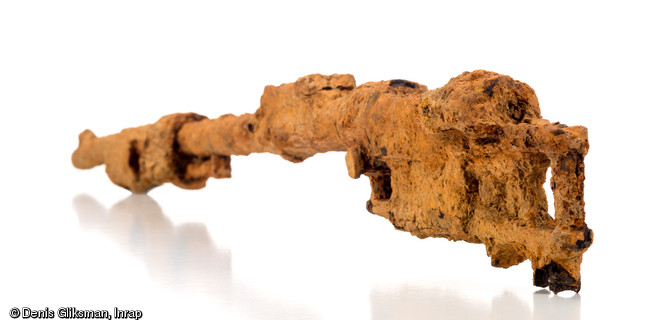 Fusil allemand du type K98 Mauser (Karabiner K98) employ&eacute; couramment par l'arm&eacute;e allemande entre 1935 et 1945 et qui fut produit &agrave; plus de 15 millions d'exemplaires. La ville de Tilly-sur-Seulles, fut le th&eacute;&acirc;tre de violents combats, pendant l'op&eacute;ration Perch, men&eacute;e du 7 au 15 juin 1944 par les troupes du XXXe Corps britannique contre la  Panzer Lehr Division  allemande. D&eacute;couvert dans un fosse &agrave; Tilly-sur-Seulles (Calvados), 2014.