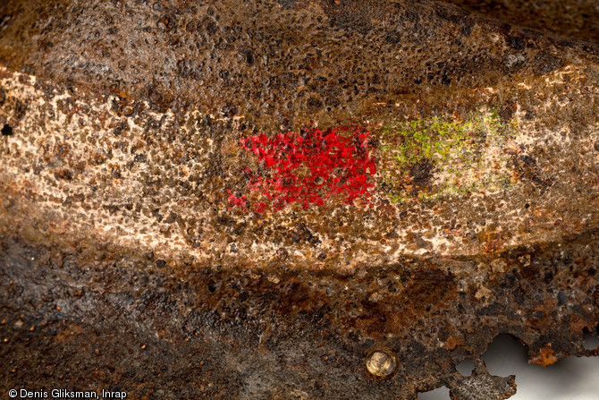 D&eacute;tail de deux bandes de couleurs rouge et vert qui se superposent &agrave; la bande blanche et identifient les unit&eacute;s des Beach Groups. Ces deux couleurs juxtapos&eacute;es identifient plus particuli&egrave;rement l'unit&eacute; du Pionner Corps britannique, charg&eacute;e essentiellement des travaux de d&eacute;blaiement et d'am&eacute;nagements des voies de communication pour les troupes combattantes qui d&eacute;barquent &agrave; partir du 6 juin 1944 sur Sword Beach. D&eacute;couvert &agrave; Saint-Aubin-d'Arquenay (Calvados), 2013.