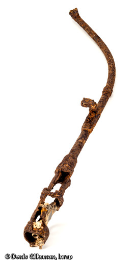 Vue de dessous du fusil britannique SMLE n&deg;1 Mark III (calibre 7,7 mm) produit par l'arsenal d'Enfield (L. environ 1m). Il s'agit d'une version simplifi&eacute;e de l'arme qui fut introduite pendant la Grande Guerre afin d'&eacute;quiper l'ensemble des troupes du Commonwealth. Cette arme fut en dotation jusqu'&agrave; son remplacement en 1943, par le fusil n&deg;1 Mark IV. Utilis&eacute; lors de l'op&eacute;ration Jubil&eacute;e le 19 aout 1942 &agrave; Dieppe. La quasi-totalit&eacute; des garnitures m&eacute;talliques et des principaux &eacute;l&eacute;ments en bois, crosse, f&ucirc;t, garde main, ainsi que la culasse sont absents. D&eacute;couvert &agrave; Neuville-les-Dieppe (Seine-Maritim