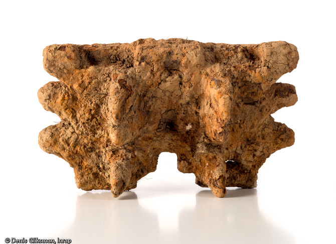 Patin m&eacute;tallique d'un v&eacute;hicule chenill&eacute;  Universal Bren Carrier , d'origine britannique, compos&eacute; de trois maillons reli&eacute;s entre eux,&nbsp; (l. 25 cm). La ville de Tilly-sur-Seulles, fut le th&eacute;&acirc;tre de violents combats, pendant l'op&eacute;ration Perch men&eacute;e du 7 au 15 juin 1944 par les troupes du XXXe Corps britannique contre la  Panzer Lehr Division  allemande. D&eacute;couvert dans une fosse &agrave; Tilly-sur-Seulles (Calvados), 2014.