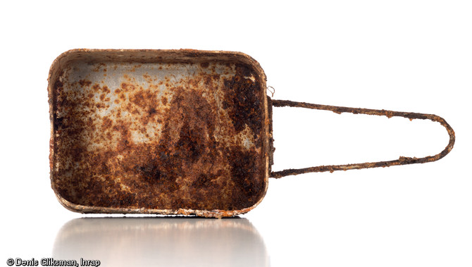Gamelle de dotation individuelle (mess tin) de fabrication britannique, fer galvanis&eacute; ou &eacute;tam&eacute;, L. totale 35 cm, portant la date de 1940 sous la poign&eacute;e d&eacute;pli&eacute;e. Datant du jour J de la Bataille de Normandie (nuit du 5 au 6 juin 1944)et d&eacute;couvert dans un trou d'homme &agrave; Ranville (Calvados), 2009. &nbsp;