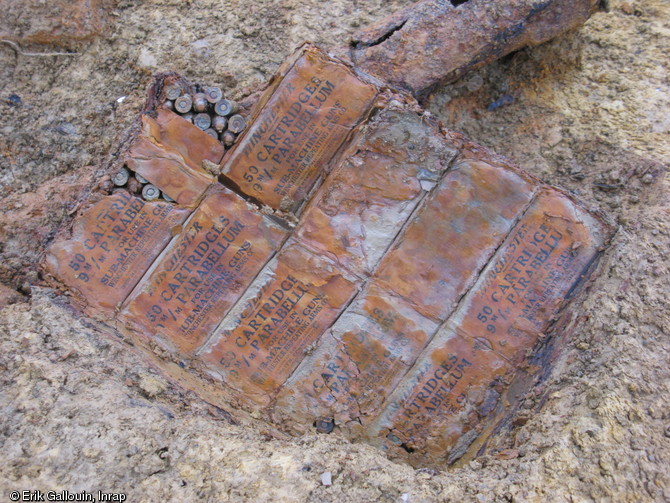 Caisses en carton de 50 cartouches  Winchester , calibre 9 mm, de fabrication am&eacute;ricaine et livr&eacute;es &agrave; l'arm&eacute;e britannique. Le calibre de 9 mm n'&eacute;tant pas utilis&eacute; par l'arm&eacute;e am&eacute;ricaine, il s'agit de munitions qui faisaient partie de contrats d'armement, souscrits entre Alli&eacute;s. Mises &agrave; jour &agrave; Tilly-sur-Seulles (Calvados), 2014.  La ville de Tilly-sur-Seulles, fut le th&eacute;&acirc;tre de violents combats, pendant l'op&eacute;ration Perch men&eacute;e du 7 au 15 juin 1944 par les troupes du XXXe Corps britannique contre la  Panzer Lehr Division  allemande.&nbsp;&nbsp;  