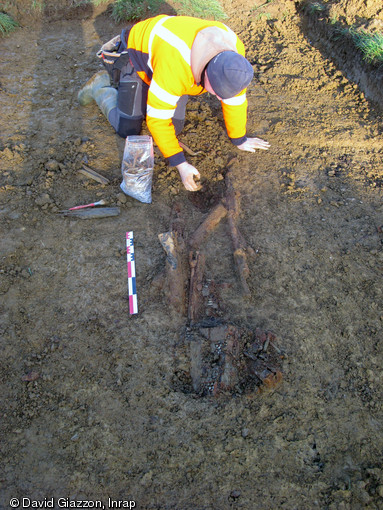 D&eacute;couverte de mat&eacute;riel allemand, dont un fusil K98 Mauser, des canons de rechanges pour mitrailleuse du type MG 42 avec leurs &eacute;tuis, dans une fosse &agrave; Tilly-sur-Seulles (Calvados), 2014.  La ville de Tilly-sur-Seulles, fut le th&eacute;&acirc;tre de violents combats, pendant l'op&eacute;ration Perch men&eacute;e du 7 au 15 juin 1944 par les troupes du XXXe Corps britannique contre la  Panzer Lehr Division  allemande.&nbsp; 