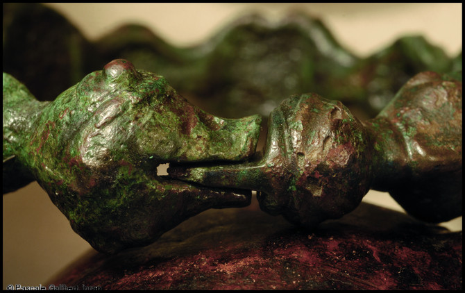 Objet de parure : d&eacute;tail d'un bracelet articul&eacute; en alliage cuivreux, &agrave; d&eacute;cor de bossettes et de masques.