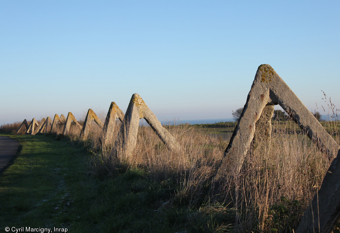 Vestiges du Mur de l'Atlantique: enfilade de t&eacute;tra&egrave;dres en b&eacute;ton, un des types d'obstacles de plage, &eacute;difi&eacute; par les Allemands &agrave; partir de 1943, sous les ordres de Rommel pour consolider le Mur de l'Atlantique.