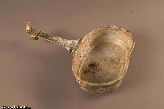 Gamelle allemande en aluminium, mod&egrave;le 1931  Koschgeschirr M 31 , datant de la Seconde Guerre mondiale et d&eacute;couverte dans l'ancienne Kommandantur de S&eacute;es (Orne), 2013.