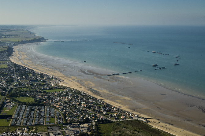Vue a&eacute;rienne des vestiges du port artificiel Mulberry B &agrave; Arromanches (Calvados), encore partiellement visibles. Cet ouvrage fut assembl&eacute; sur place par des ing&eacute;nieurs militaires britanniques &agrave; partir d'&eacute;l&eacute;ments pr&eacute;fabriqu&eacute;s, comme les  caissons Phoenix . D&egrave;s le soir du 6 juin 1944, le G&eacute;nie entament la construction de deux ports artificiels &agrave;&nbsp; Arromanches (Mulberry B) et Saint-Laurent-sur-Mer (Mulberry A), destin&eacute;s &agrave; l'acheminement des arm&eacute;es et du mat&eacute;riel alli&eacute;s. Le Mulberry A sera d&eacute;truit par une temp&ecirc;te apr&egrave;s quelques jours. Le Mulberry B restera seul en service jusqu'au 19 novembre 1