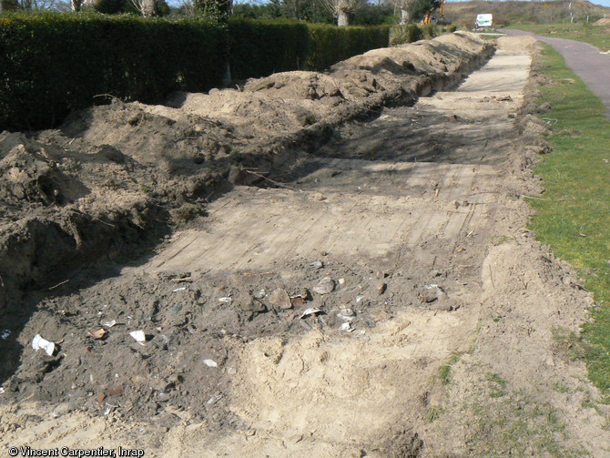D&eacute;potoir combl&eacute; apr&egrave;s la Lib&eacute;ration par les remblais du Grand H&ocirc;tel dans lesquels&nbsp; de la vaisselle et de la nourriture ont &eacute;t&eacute; d&eacute;couvertes, au cours d'un diaqnostic &agrave; Cabourg (Calvados), 2011.  Le Grand H&ocirc;tel, lieu de vill&eacute;giature des officiers de la Wehrmacht durant l'occupation, a &eacute;t&eacute; bombard&eacute; le 6 juin et la ville lib&eacute;r&eacute;e par les Belges le 21 ao&ucirc;t 1944. 
