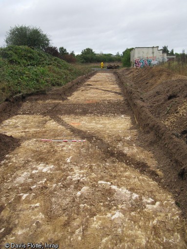 Vue générale des sondages archéologiques permettant d'identifier les tranchées du camp de prisonniers qui délimitaient les espaces entre les rangées des cabanes, effectués à Fleury-sur-Orne (Calvados), 2012.  Ce camp britannique, rétrocédé à la France en 1945, a été l'un des camps les plus grands du Calvados. Au plus fort de son activité, en 1946, près de 12 000 prisonniers allemands, employés entre autres au déminage de la  cote 112 , un haut lieu des combats entre les troupes allemandes et anglo-américaines de juin à juillet 1944. Il est resté en activité jusqu'en 1947. 