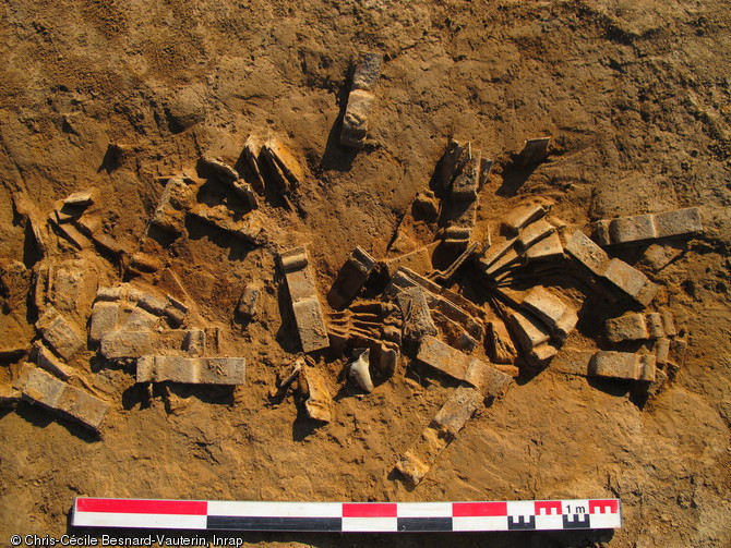 Fouille d'une fosse dans le comblement de laquelle ont &eacute;t&eacute; mises &agrave; jour des agrafes neuves servant de fixation au sol des grillages SMT (Square-Mesh Track) &agrave; Bretteville-l'Orgueilleuse (Calvados), 2011.  Ce type de grillage servait pour mettre en place&nbsp; des&nbsp; pistes a&eacute;riennes  Advanced Landing Grounds  (piste avanc&eacute;e d'aviation) par les sapeurs du G&eacute;nie en moins de vingt-quatre-heures. Elles d&eacute;pendaient de l'a&eacute;rodrome de Coulombs, am&eacute;nag&eacute; par la RAF du 16 juin au 30 ao&ucirc;t 1944, lors de la Bataille de Normandie. 