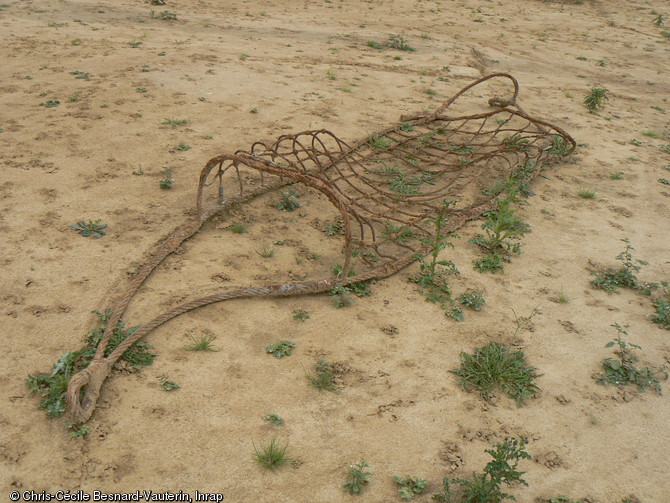 Filet de chargement d&eacute;couvert pr&egrave;s de pistes a&eacute;riennes, lors d'un d&eacute;capage arch&eacute;ologique &agrave; Bretteville-l'Orgueilleuse (Calvados), 2011.  Ces pistes d&eacute;pendaient de l'a&eacute;rodrome de Coulombs, am&eacute;nag&eacute; par la RAF du 16 juin au 30 ao&ucirc;t 1944, lors de la Bataille de Normandie.