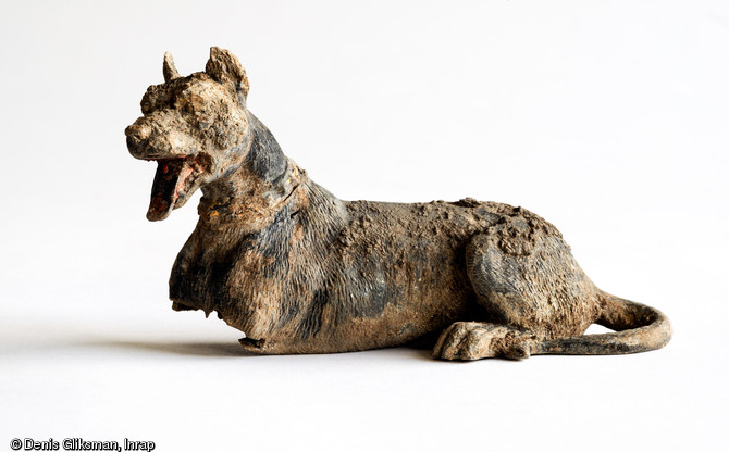 Statuette de dogue allemand en métal moulé portant des traces de peinture, découverte dans une fosse du camp de repos allemand occupé durant toute la Grande Guerre à Isles-sur-Suippe (Marne), 2014.