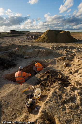 Sépulture d'un cheval dans un camp de repos allemand occupé durant toute la Grande Guerre, en cours de fouille  à Isles-sur-Suippe (Marne), 2014.  