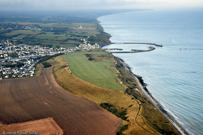 Vue a&eacute;rienne de l'oppidum du Mont Castel &agrave; Port-en-Bessin.